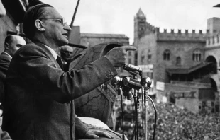 Alcide De Gasperi delivers a speech in Bologna, Italy, in 1951. Credit: Democrazia Cristiana, Public domain, via Wikimedia Commons