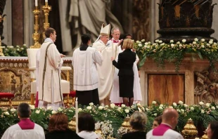 Pope Francis administers confirmation during the Easter Vigil Mass in St. Peter's Basilica, April 4, 2015. Credit: Martha Calderon/CNA