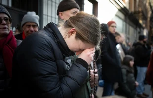 A young woman prays the rosary in front of the Planned Parenthood facility on Bleecker Street in Manhattan in an undated photo. Credit: Jeffrey Bruno via the National Catholic Register