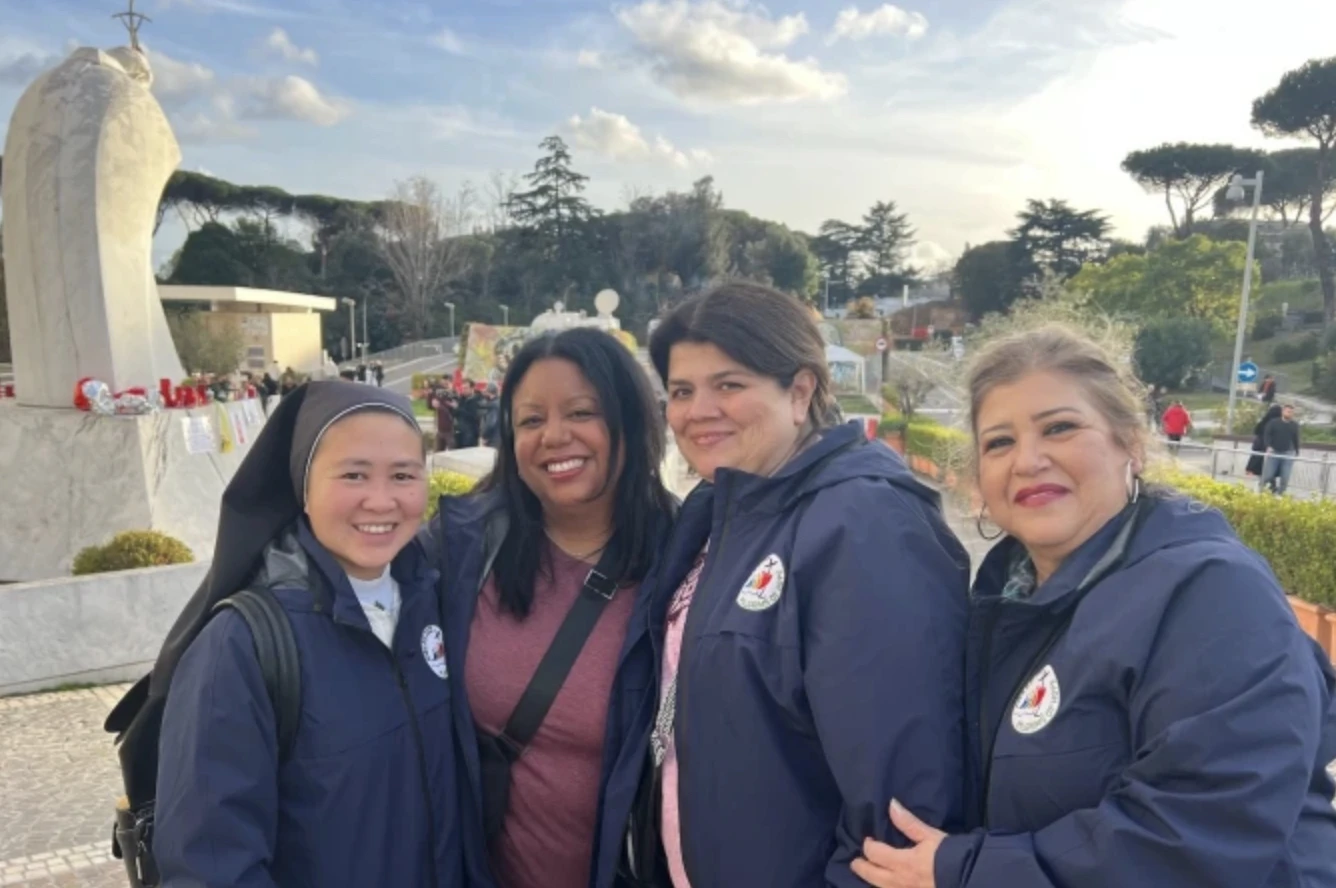 Pilgrims from Chicago are among those who are stopping by Gemelli Hospital to pray for Pope Francis.?w=200&h=150