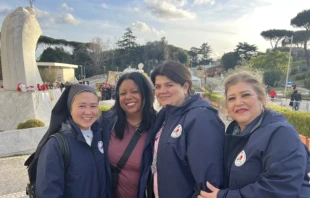 Pilgrims from Chicago are among those who are stopping by Gemelli Hospital to pray for Pope Francis. Credit: Almudena Martínez-Bordiú/ACI Prensa
