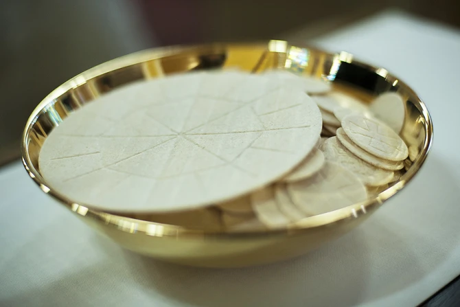 Communion hosts Credit LA Faille Shutterstock CNA