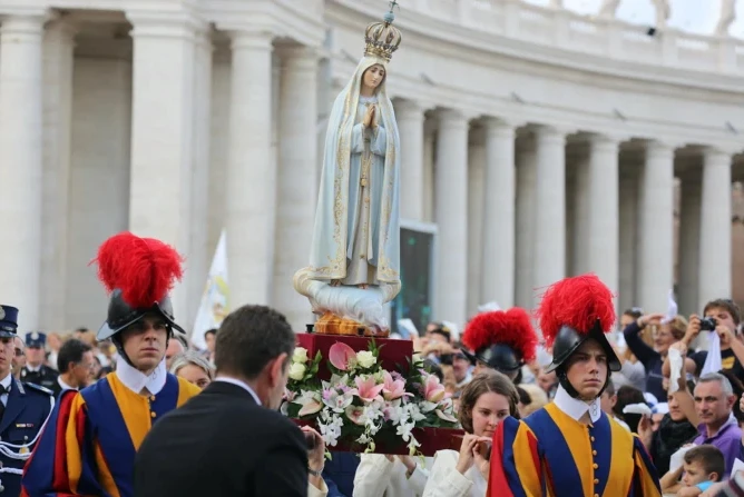 The original statue of Our Lady of Fátima during a previous jubilee year visit to the Vatican.?w=200&h=150