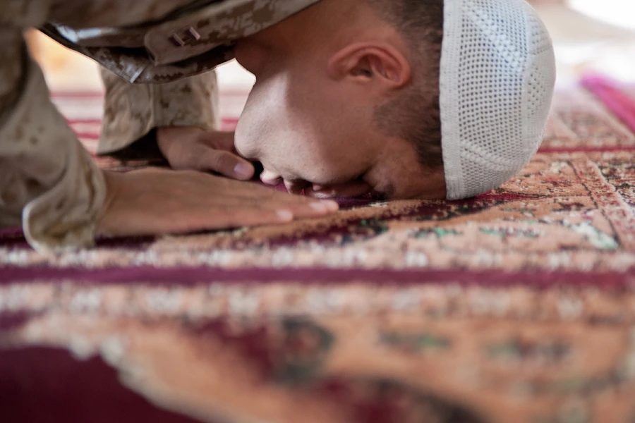 A Muslim chaplain prays during the Islamic holy month of Ramadan.?w=200&h=150