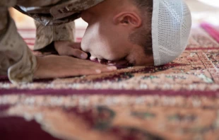 A Muslim chaplain prays during the Islamic holy month of Ramadan. Credit: DVIDSHUB via Flickr, CC BY 20