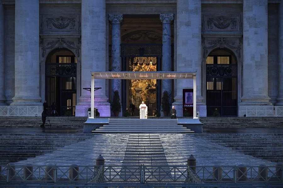 Pope Francis gives an extraordianry urbi et orbi blessing in St. Peter's Square, March 27, 2020.?w=200&h=150