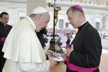 PopeFrancisandCupicVaticanMedia2015.jpg