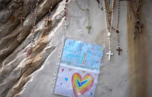 Rosary beads and tributes are placed on the sculpture of St. John Paul II on March 13, 2025, at the main entrance of Gemelli Hospital in Rome, where Pope Francis is being cared for. Today marks the 28th day since Pope Francis was hospitalized in Rome on Feb. 14 and also 12 years since Jorge Mario Bergoglio became Pope Francis. Credit: Christopher Furlong/Getty Images