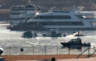 Emergency response units search the wreckage on Jan. 30, 2025, of an American Airlines plane on the Potomac River after it crashed on approach to Reagan National Airport the night before. The American Airlines flight from Wichita, Kansas, collided midair with a military Black Hawk helicopter while on approach to Ronald Reagan Washington National Airport. According to reports, there were no survivors among the 67 people on both aircraft. Credit: Alex Wong/Getty Images