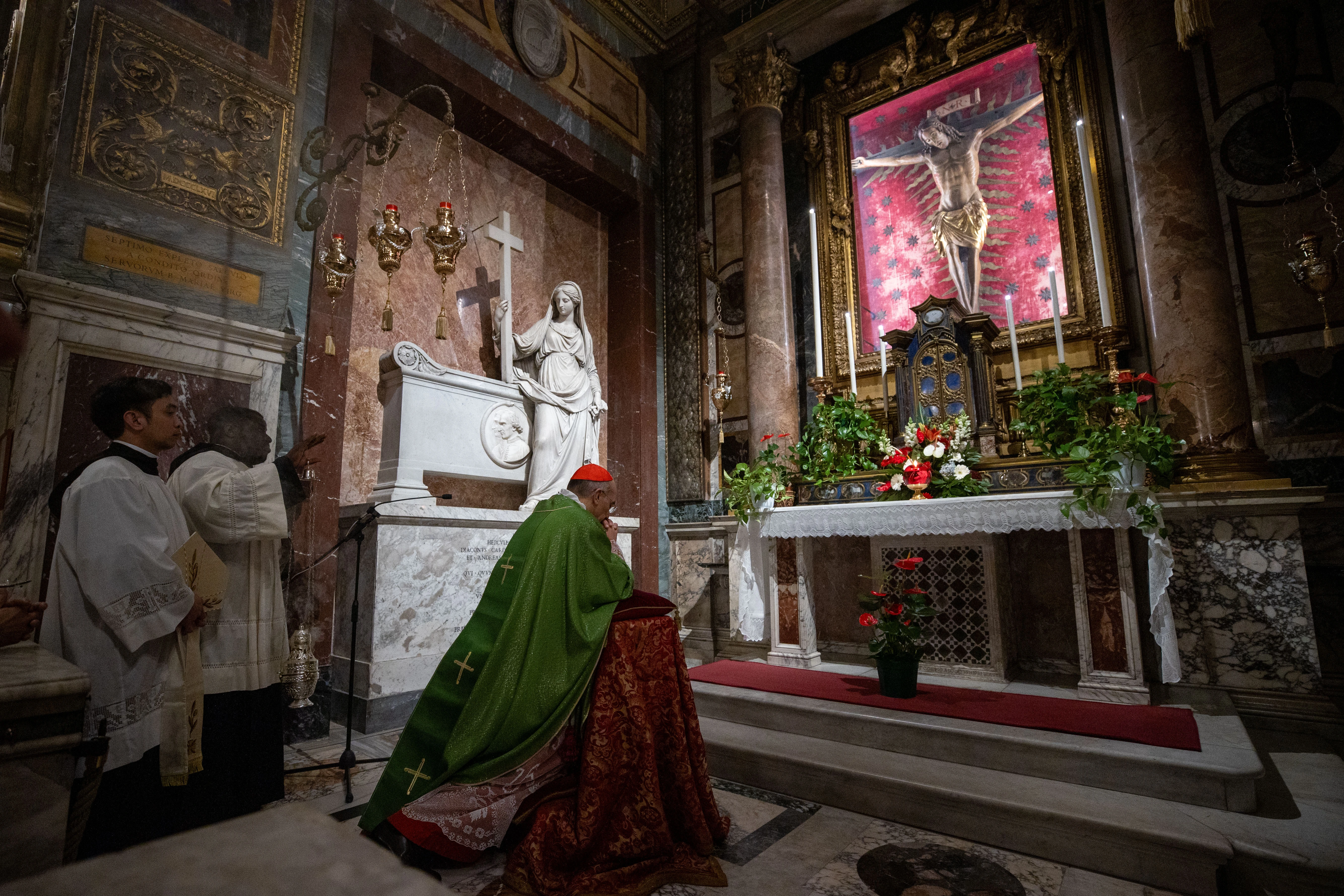 Cardinal Baldassare Reina venerates the crucifix used during the extraordinary urbi et orbi blessing on March 27, 2020, in St. Peter’s Square by Pope Francis during the COVID-19 pandemic. Credit: Daniel Ibañez/CNA