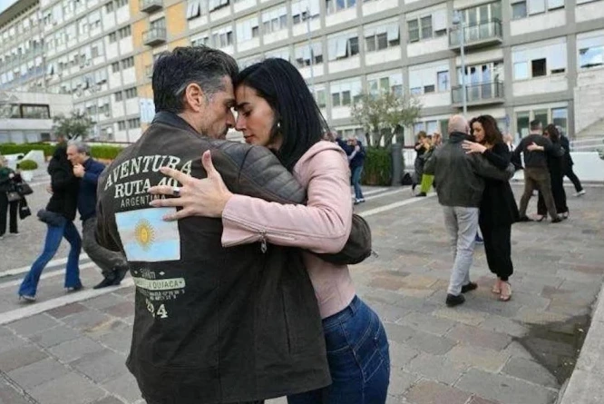 Daiana Guspero and Massimiliano Varrese dance tango in the plaza outside Gemelli Hospital on March 16, 2025.?w=200&h=150