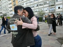 Daiana Guspero and Massimiliano Varrese dance tango in the plaza outside Gemelli Hospital on March 16, 2025.